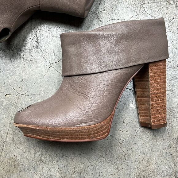 Mea Shadow 'Tosca' taupe leather peep toe bootie heels - Picture 4 of 7